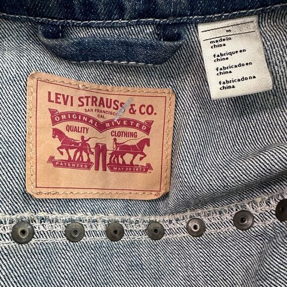 Levi Distressed Denim Women’s Vest (M) - Picture 7 of 7